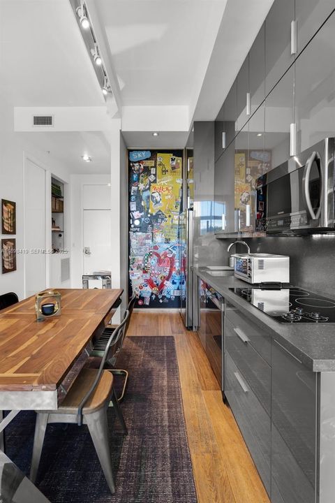 待售: $949,000 (2 贝兹, 2 浴室, 966 平方英尺)