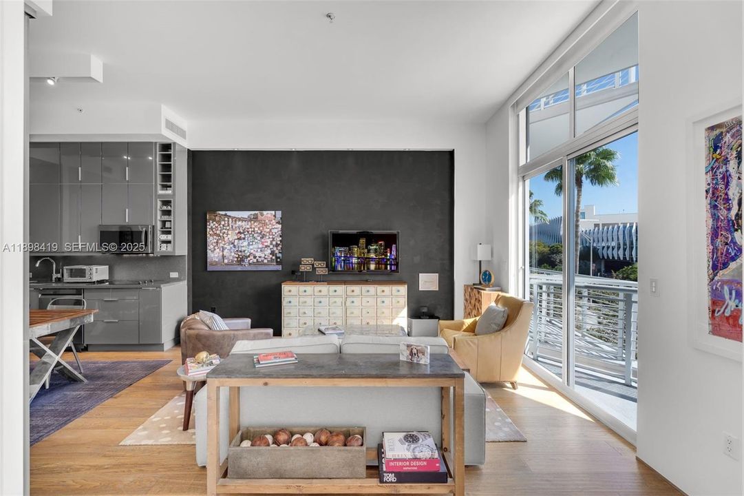 待售: $949,000 (2 贝兹, 2 浴室, 966 平方英尺)