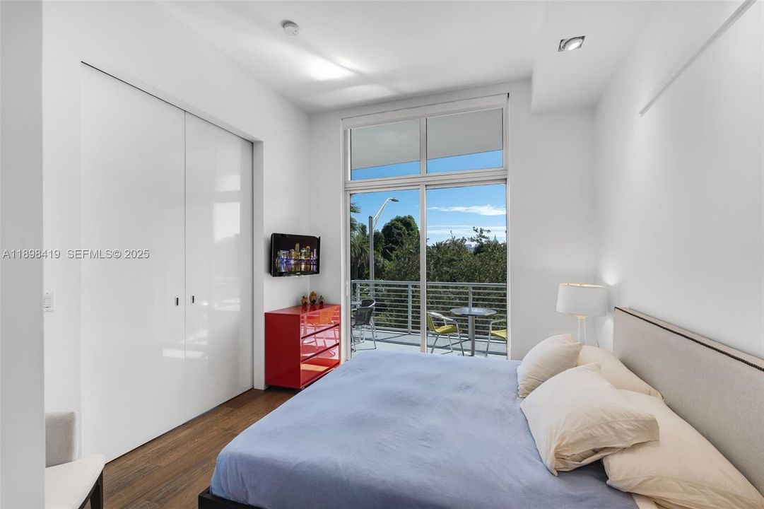 待售: $949,000 (2 贝兹, 2 浴室, 966 平方英尺)