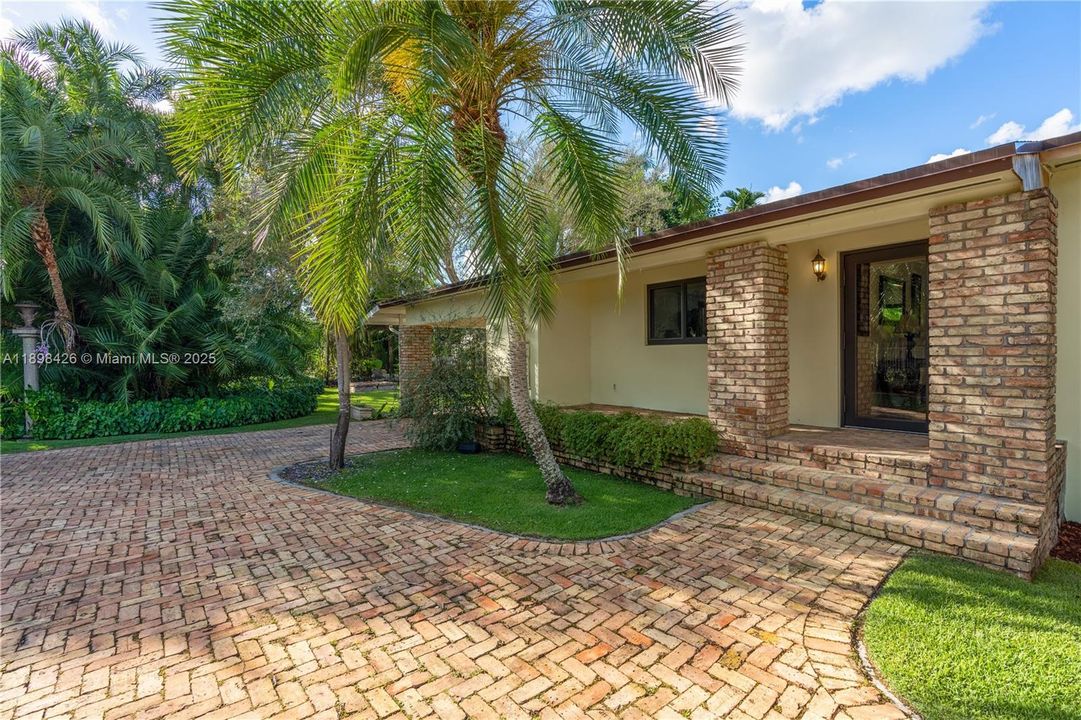 En Renta: $10,000 (4 camas, 2 baños, 2708 Pies cuadrados)