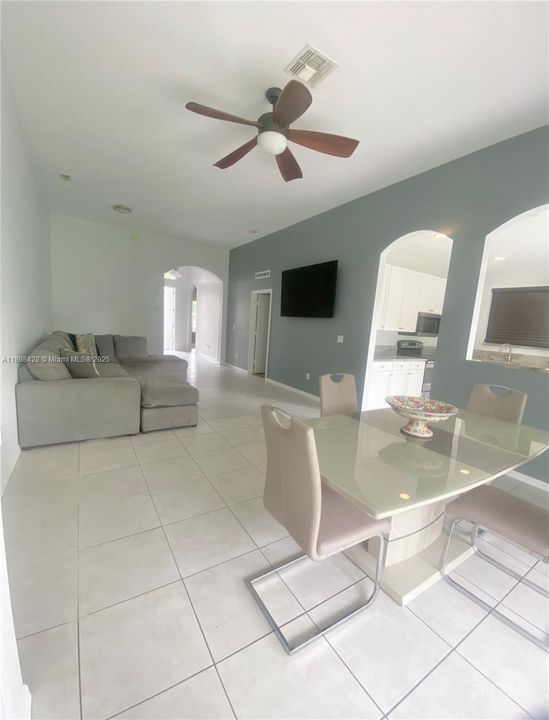 待售: $353,899 (3 贝兹, 2 浴室, 1723 平方英尺)