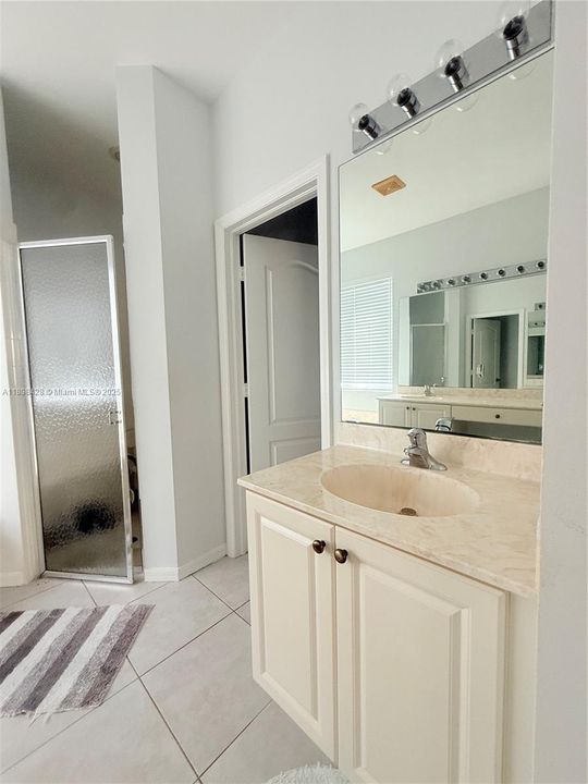 Master Bedroom's Bathroom