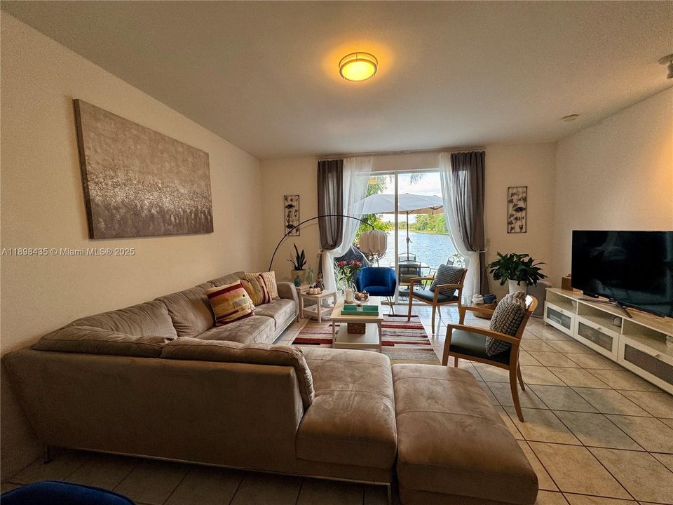 For Rent: $3,600 (3 beds, 2 baths, 1443 Square Feet)