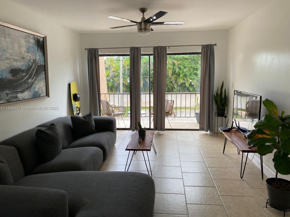 Под контрактом: $286,600 (2 спален, 1 ванн, 792 Квадратных фут)