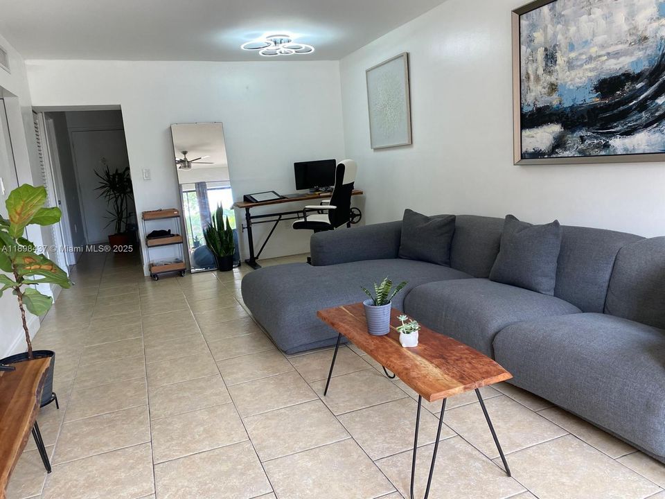 Под контрактом: $286,600 (2 спален, 1 ванн, 792 Квадратных фут)