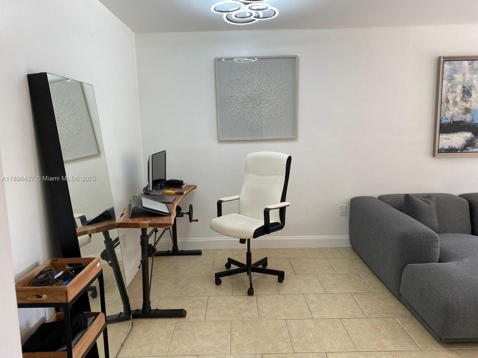 Под контрактом: $286,600 (2 спален, 1 ванн, 792 Квадратных фут)