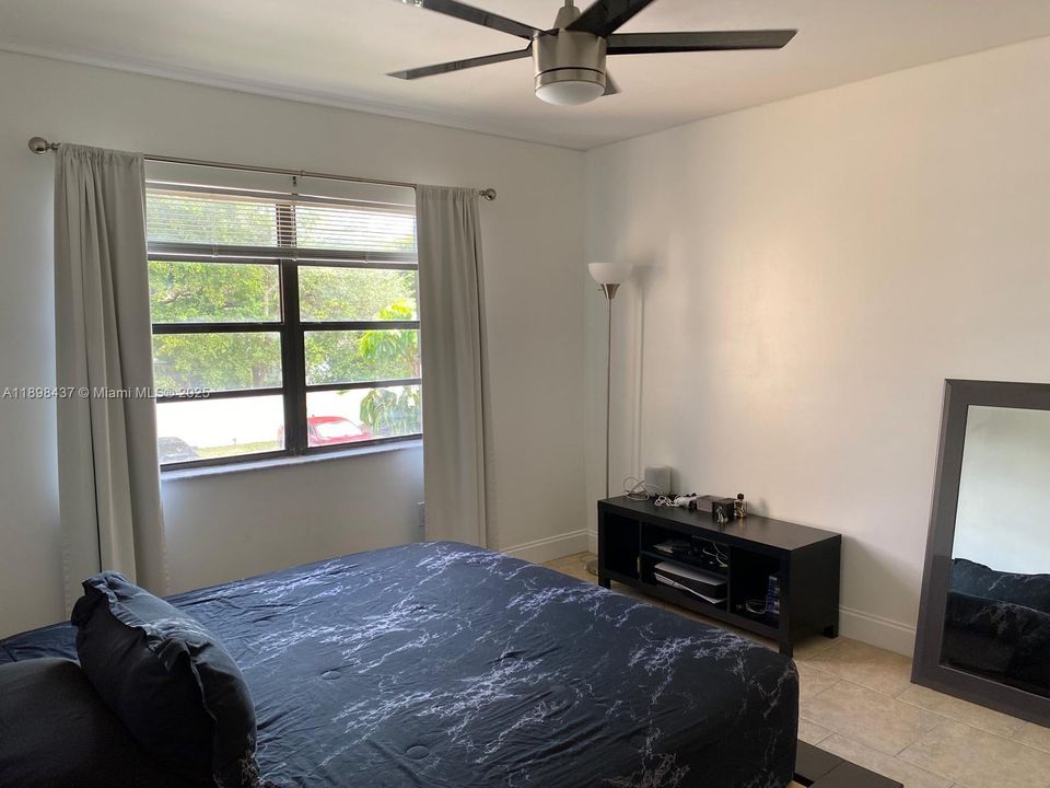 Под контрактом: $286,600 (2 спален, 1 ванн, 792 Квадратных фут)