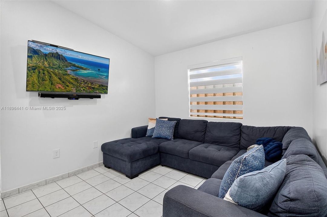 合同活跃: $569,000 (3 贝兹, 2 浴室, 1460 平方英尺)