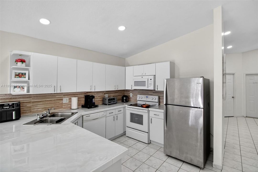 合同活跃: $569,000 (3 贝兹, 2 浴室, 1460 平方英尺)