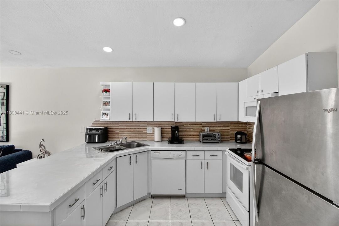 合同活跃: $569,000 (3 贝兹, 2 浴室, 1460 平方英尺)