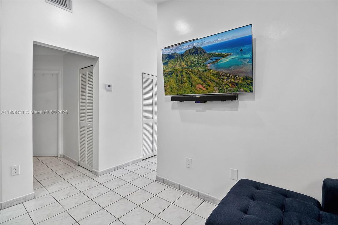 合同活跃: $569,000 (3 贝兹, 2 浴室, 1460 平方英尺)