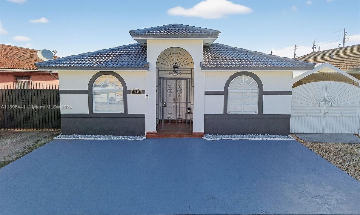 合同活跃: $569,000 (3 贝兹, 2 浴室, 1460 平方英尺)