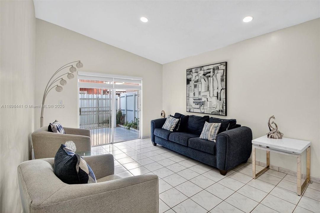 合同活跃: $569,000 (3 贝兹, 2 浴室, 1460 平方英尺)