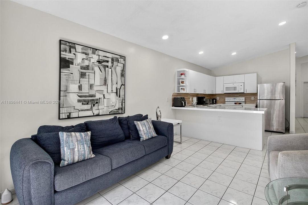 合同活跃: $569,000 (3 贝兹, 2 浴室, 1460 平方英尺)