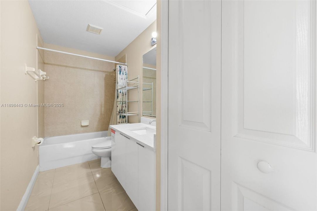 For Sale: $300,000 (3 beds, 3 baths, 1767 Square Feet)