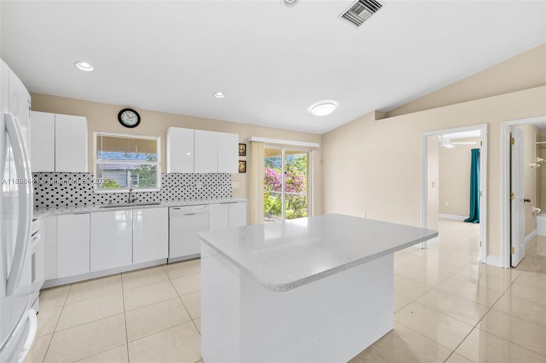 For Sale: $300,000 (3 beds, 3 baths, 1767 Square Feet)