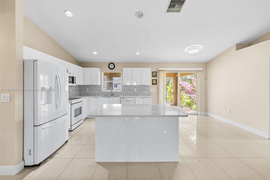 For Sale: $300,000 (3 beds, 3 baths, 1767 Square Feet)