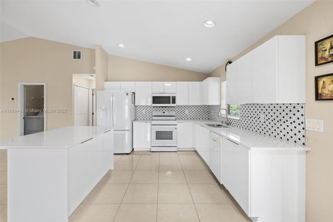 For Sale: $300,000 (3 beds, 3 baths, 1767 Square Feet)