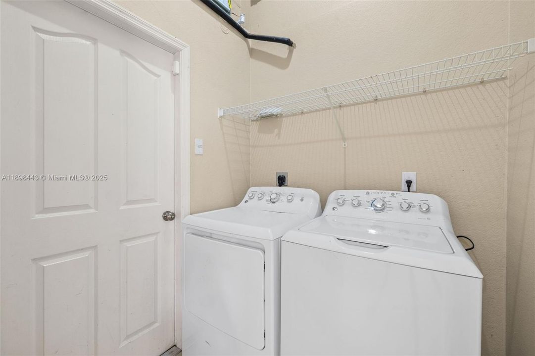 For Sale: $300,000 (3 beds, 3 baths, 1767 Square Feet)