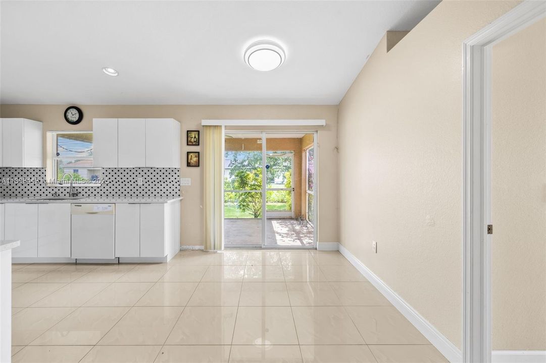 For Sale: $300,000 (3 beds, 3 baths, 1767 Square Feet)