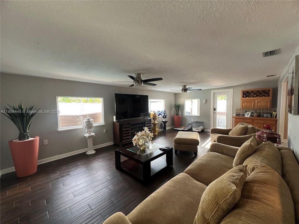 En Venta: $590,000 (3 camas, 2 baños, 1044 Pies cuadrados)