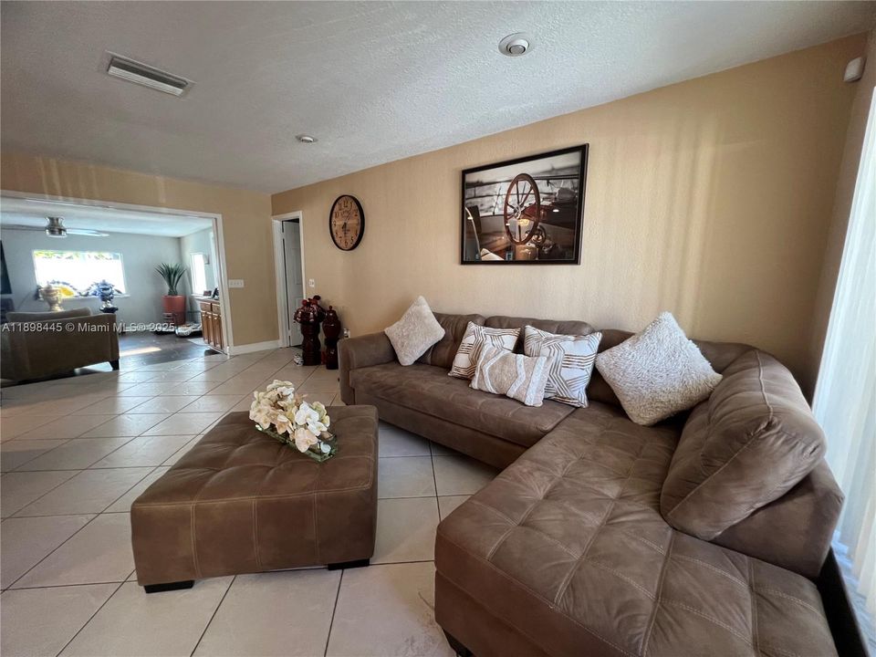 En Venta: $590,000 (3 camas, 2 baños, 1044 Pies cuadrados)