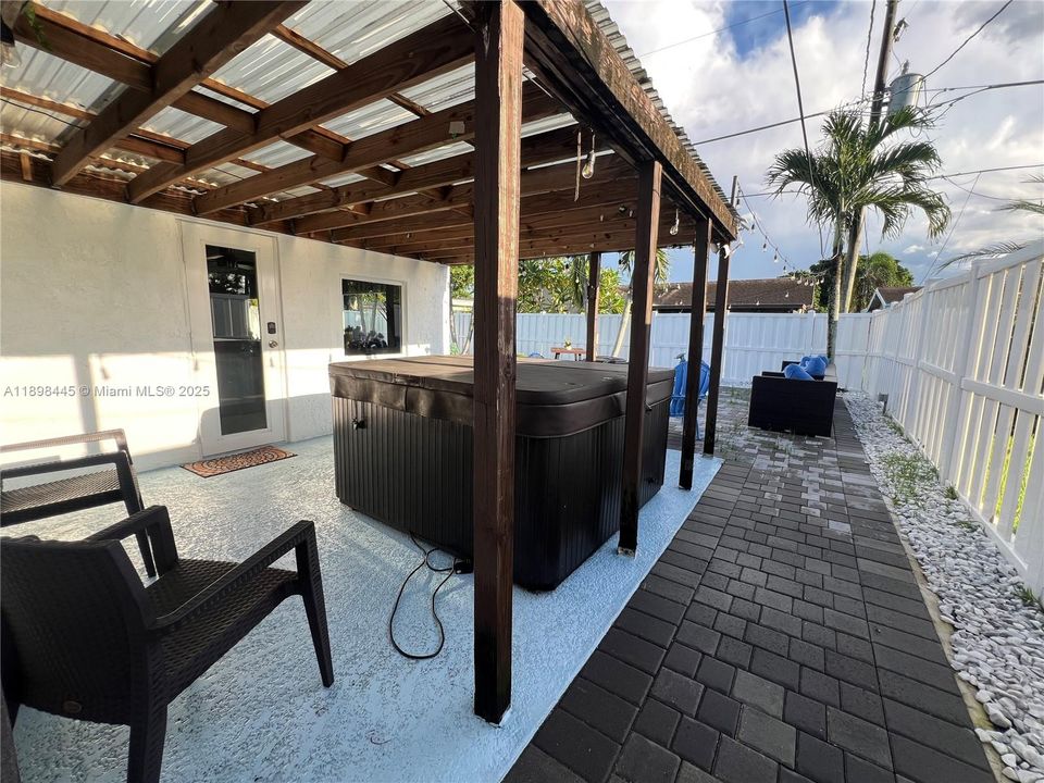 En Venta: $590,000 (3 camas, 2 baños, 1044 Pies cuadrados)