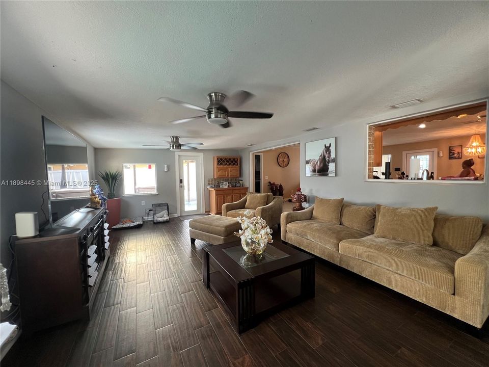 En Venta: $590,000 (3 camas, 2 baños, 1044 Pies cuadrados)