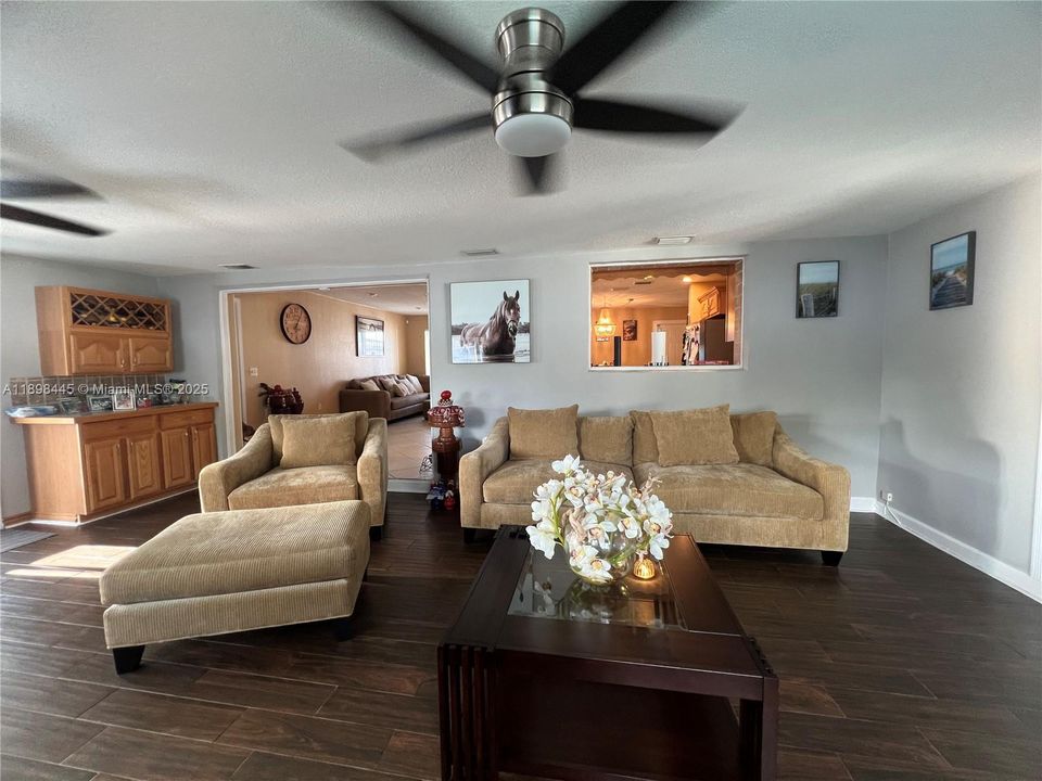 En Venta: $590,000 (3 camas, 2 baños, 1044 Pies cuadrados)