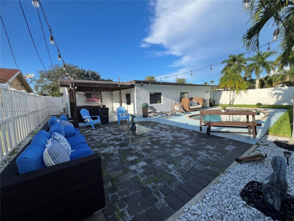 En Venta: $590,000 (3 camas, 2 baños, 1044 Pies cuadrados)