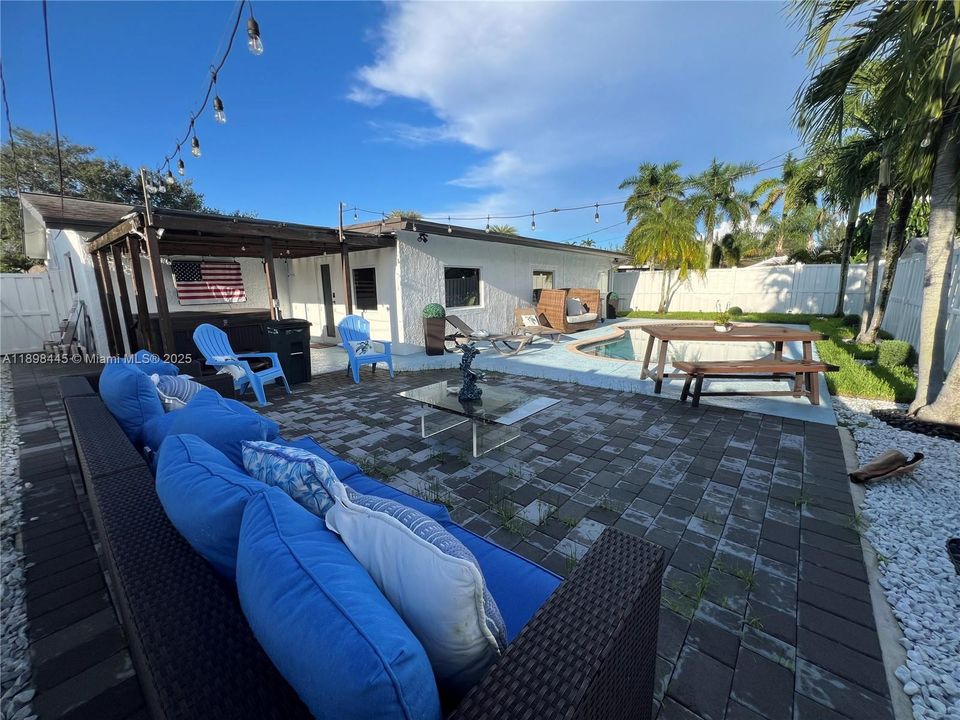 En Venta: $590,000 (3 camas, 2 baños, 1044 Pies cuadrados)