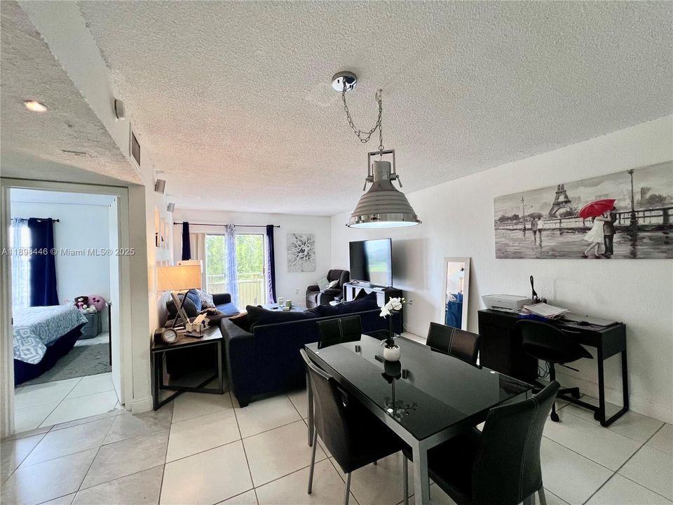 For Sale: $189,000 (1 beds, 1 baths, 660 Square Feet)