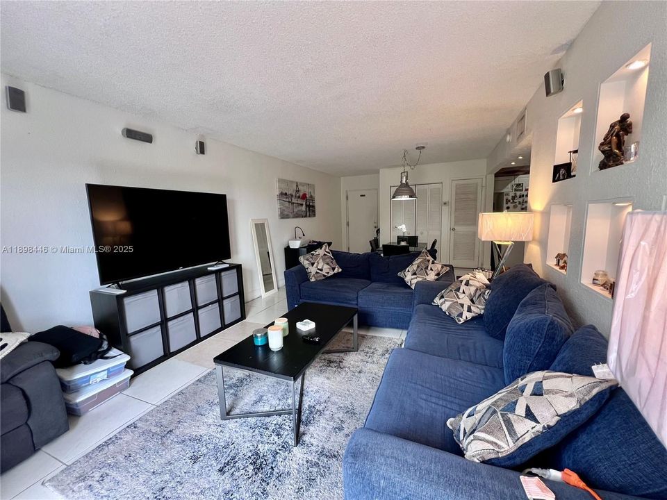 For Sale: $189,000 (1 beds, 1 baths, 660 Square Feet)