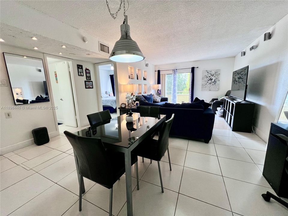 For Sale: $189,000 (1 beds, 1 baths, 660 Square Feet)