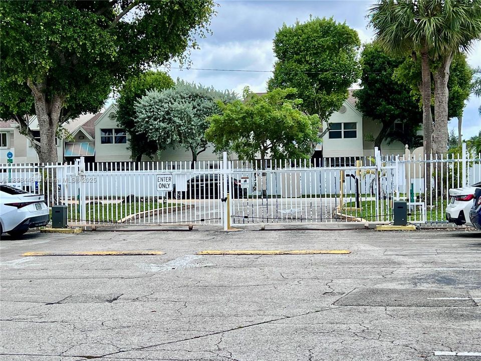 For Sale: $189,000 (1 beds, 1 baths, 660 Square Feet)