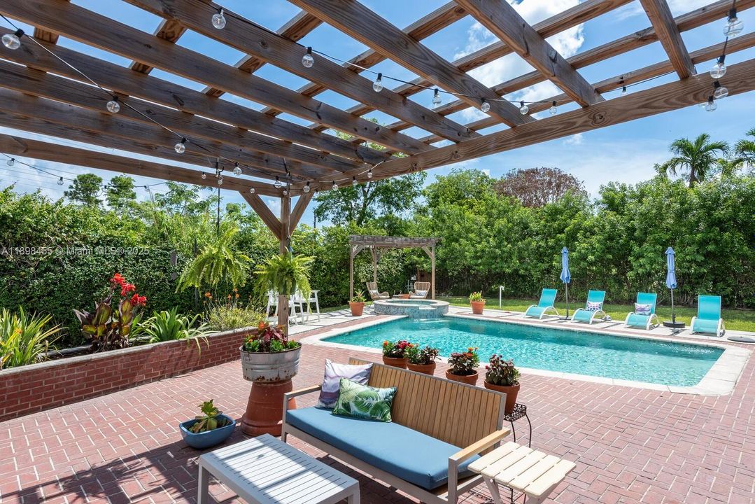 Activo con contrato: $1,599,000 (4 camas, 2 baños, 2394 Pies cuadrados)