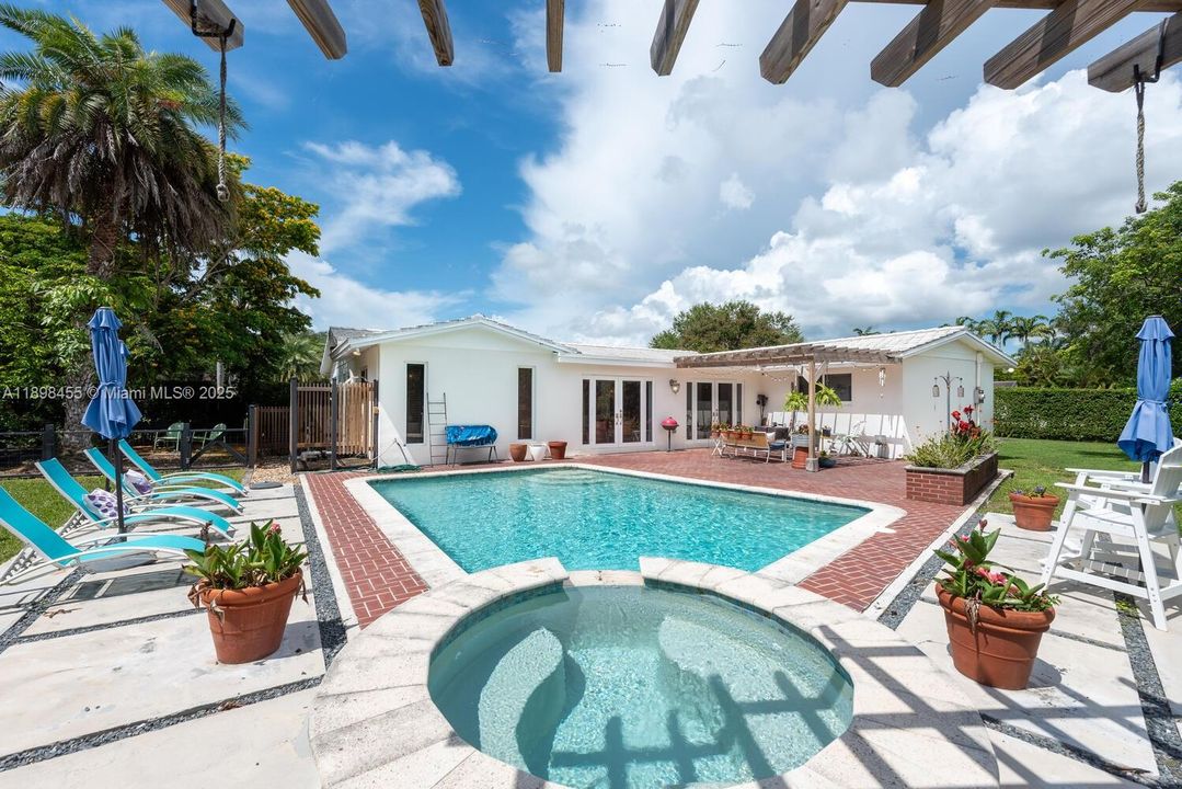 Activo con contrato: $1,599,000 (4 camas, 2 baños, 2394 Pies cuadrados)