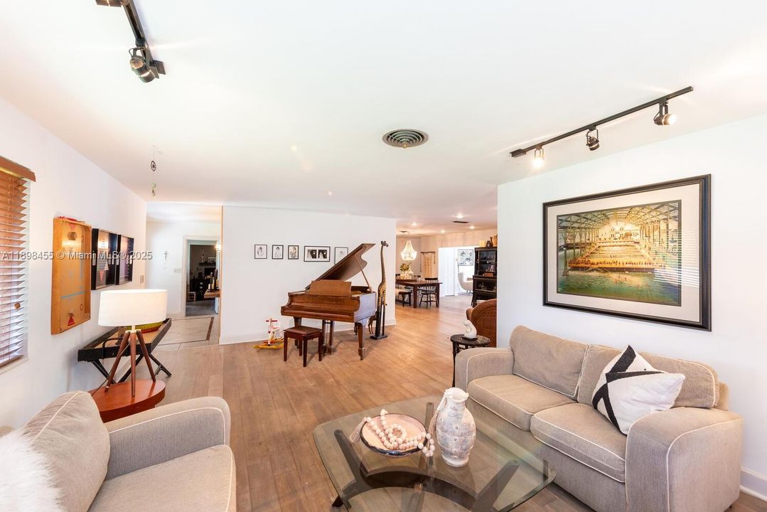 Activo con contrato: $1,599,000 (4 camas, 2 baños, 2394 Pies cuadrados)