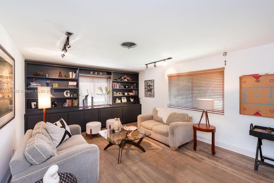 Activo con contrato: $1,599,000 (4 camas, 2 baños, 2394 Pies cuadrados)