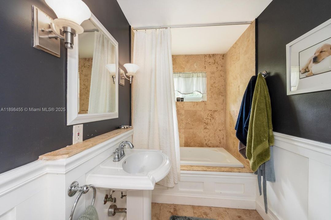 Activo con contrato: $1,599,000 (4 camas, 2 baños, 2394 Pies cuadrados)