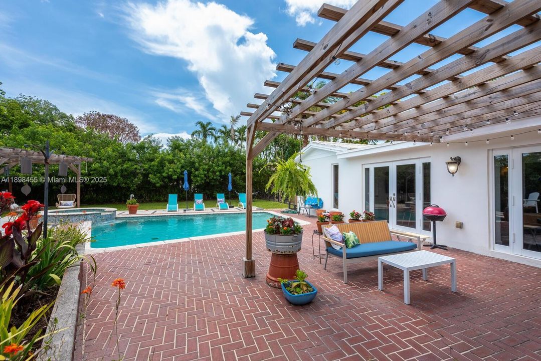 Activo con contrato: $1,599,000 (4 camas, 2 baños, 2394 Pies cuadrados)