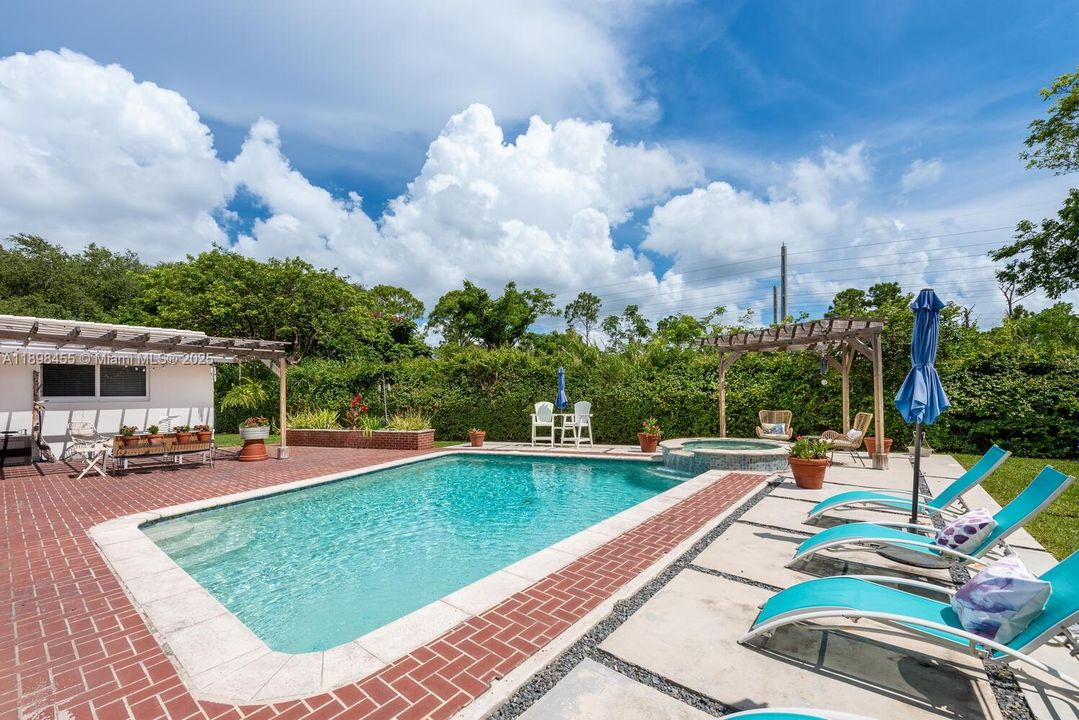 Activo con contrato: $1,599,000 (4 camas, 2 baños, 2394 Pies cuadrados)