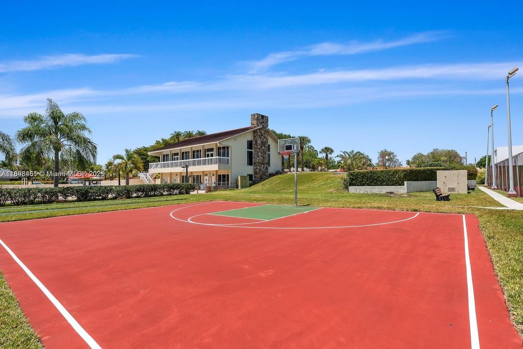 For Sale: $262,000 (1 beds, 1 baths, 710 Square Feet)