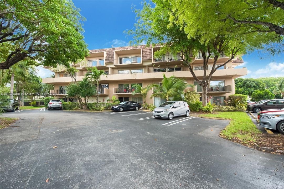 For Sale: $262,000 (1 beds, 1 baths, 710 Square Feet)