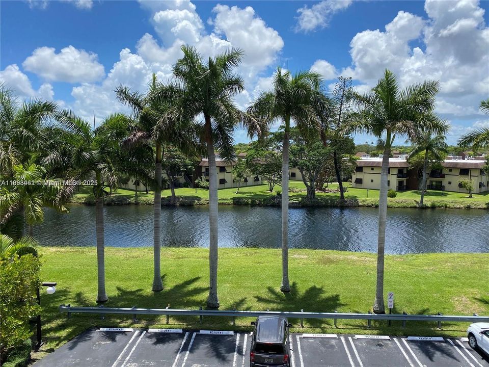 For Sale: $262,000 (1 beds, 1 baths, 710 Square Feet)