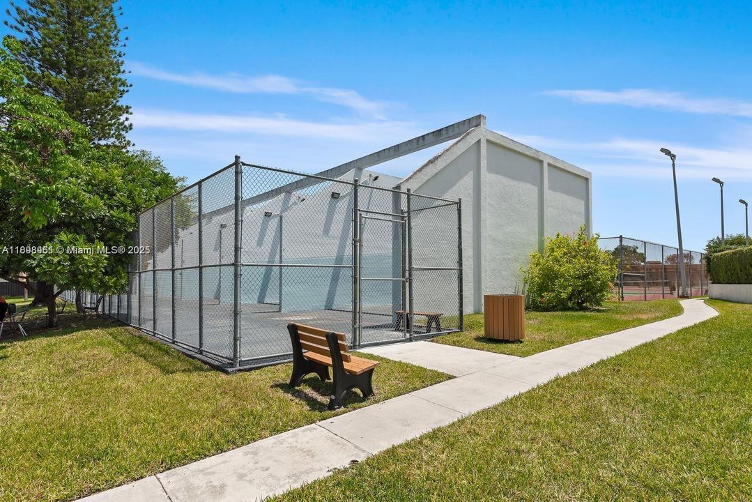 For Sale: $262,000 (1 beds, 1 baths, 710 Square Feet)