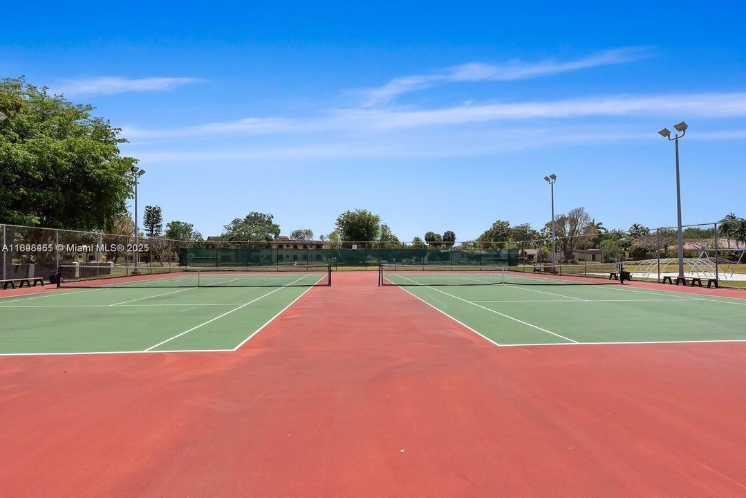 For Sale: $262,000 (1 beds, 1 baths, 710 Square Feet)