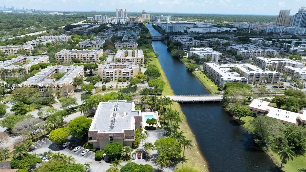 For Sale: $262,000 (1 beds, 1 baths, 710 Square Feet)