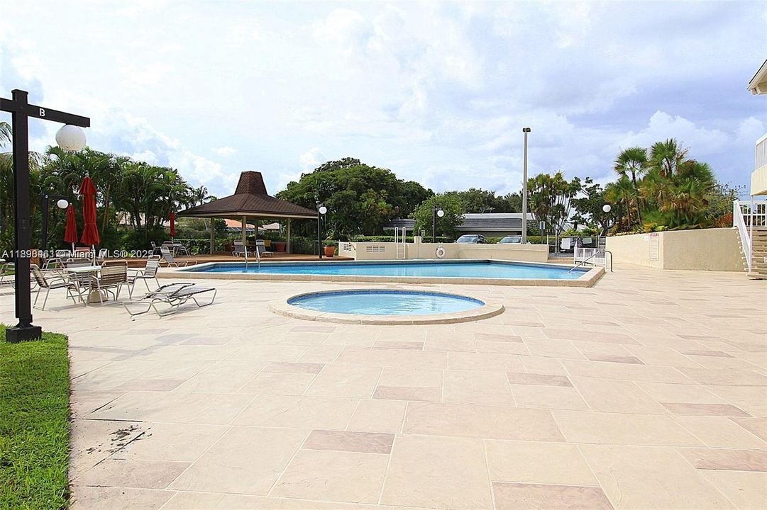 For Sale: $262,000 (1 beds, 1 baths, 710 Square Feet)