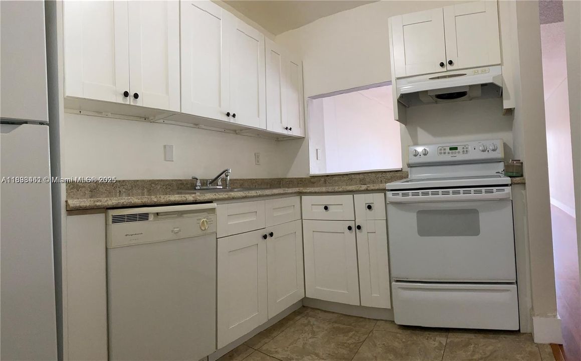 For Sale: $262,000 (1 beds, 1 baths, 710 Square Feet)